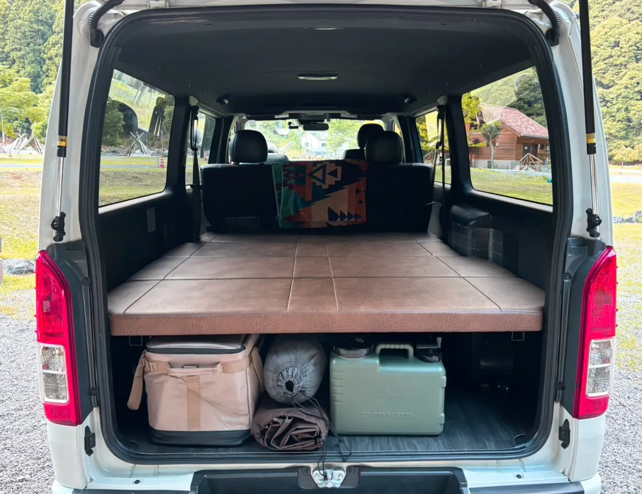 ハイエース専用ベッドキット画像