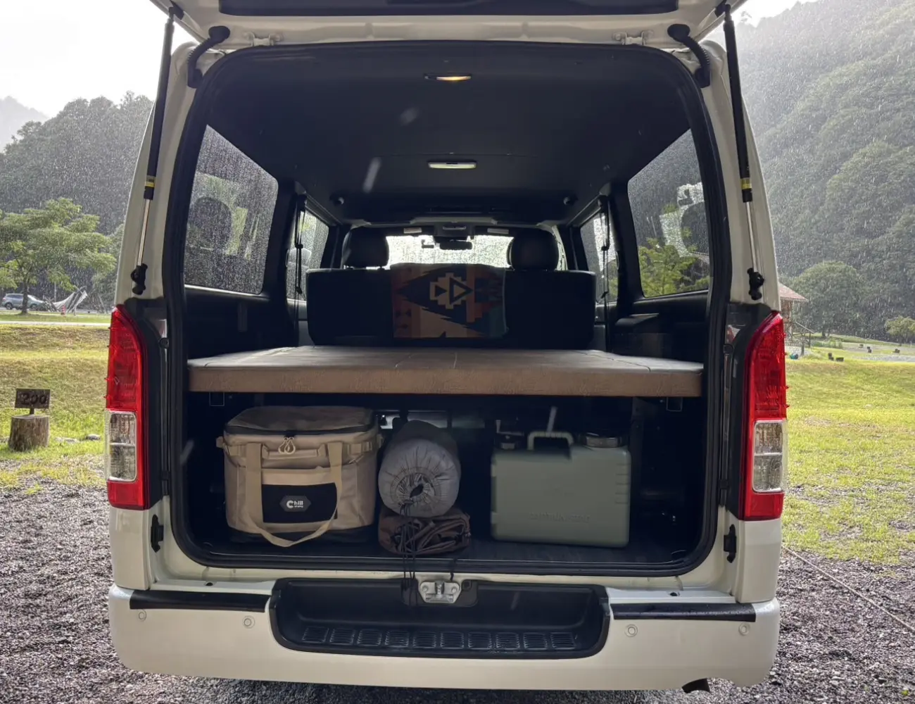 ハイエース専用ベッドキット画像