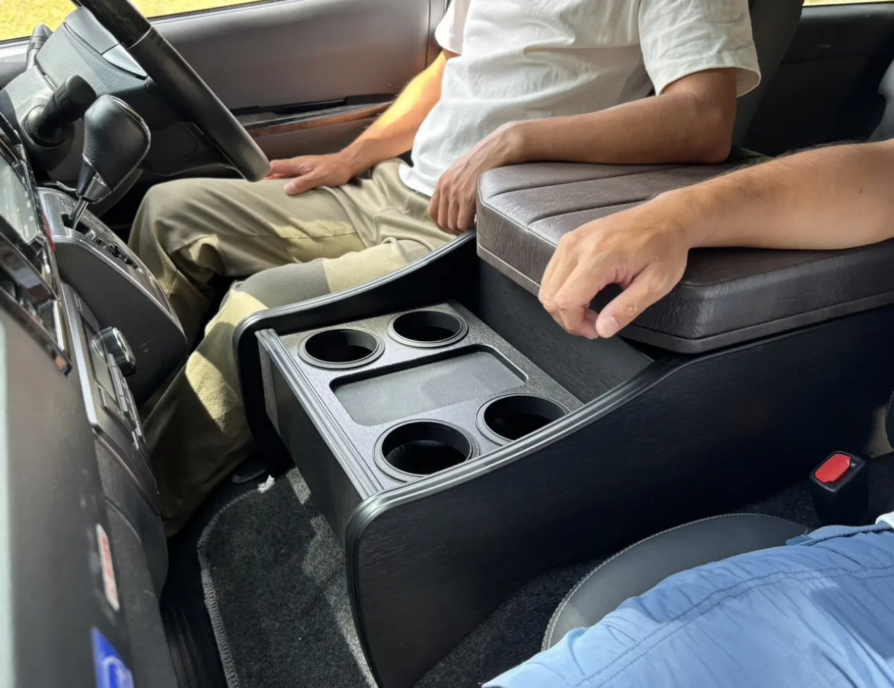 ハイエース専用センターコンソール画像